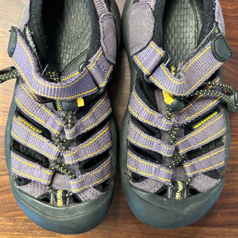 Keen girls size 12 Newport waterproof water shoe